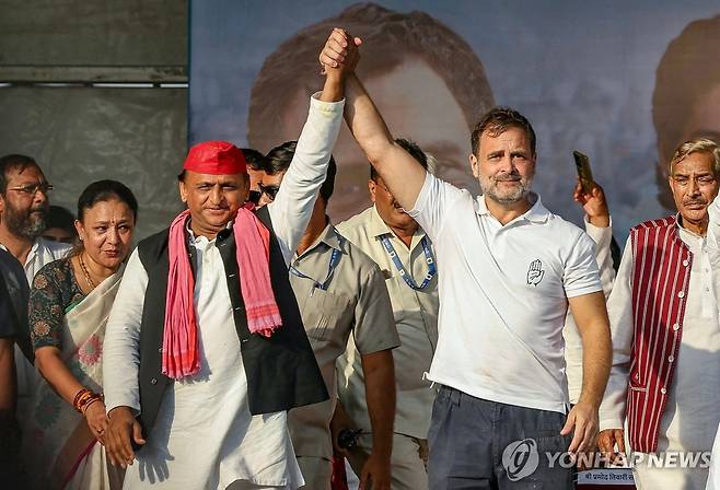 유세장서 손을 든 라훌 간디 전 INC 총재(오른쪽에서 두번째) (바라나시[인도] AFP=연합뉴스) 야권 핵심 지도자인 라훌 간디 전 인도국민회의(INC) 총재가 2024년 5월 28일(현지시간) 북부 바라나시 외곽에서 열린 야권 유세에 참가해 한 지역정당 총재의 손을 들고 있다.