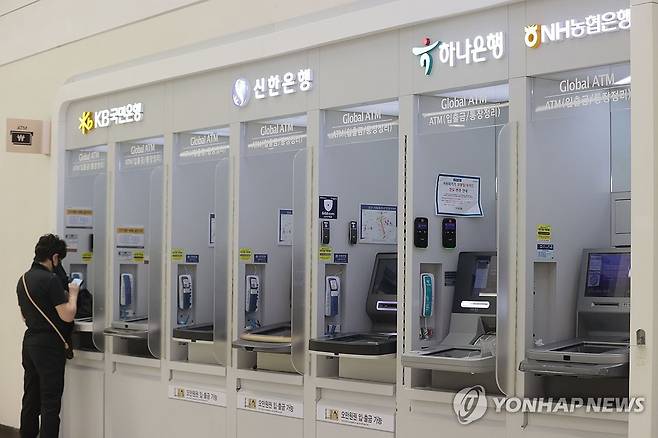 한도제한계좌 이체ㆍATM 거래한도 100만원 (서울=연합뉴스) 강민지 기자 = 금융위원회에 따르면 2일부터 한도제한 계좌 이용자는 하루에 인터넷뱅킹 100만원, ATM 100만원, 창구거래 300만원까지 거래할 수 있게 된다. 기존 한도는 인터넷뱅킹과 ATM이 30만원, 창구거래는 100만원이다. 사진은 2일 서울 시내에 설치된 현금자동입출금기(ATM) 모습. 2024.5.2 mjkang@yna.co.kr