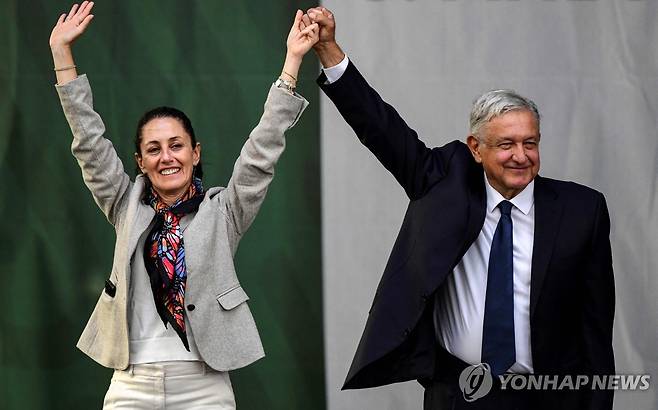 지지자 앞에서 손 흔드는 로페스 오브라도르 멕시코 대통령(오른쪽)과 셰인바움 [AFP 연합뉴스 자료사진. 재판매 및 DB 금지]