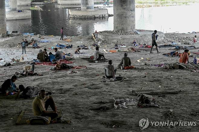 지난달 31일 뉴델리 야무나강 고가로 밑에서 피서하는 노숙자들 [AFP통신 연합뉴스 자료사진. 재판매 및 DB 금지]