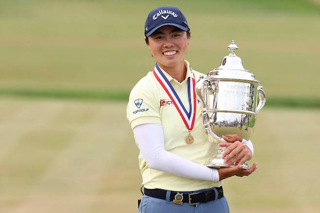 사소 유카가 3일 열린 LPGA 투어 메이저 대회 US 여자오픈을 제패한 뒤 우승 트로피를 품에 안고 기뻐하고 있다.(사진=AFPBBNews)