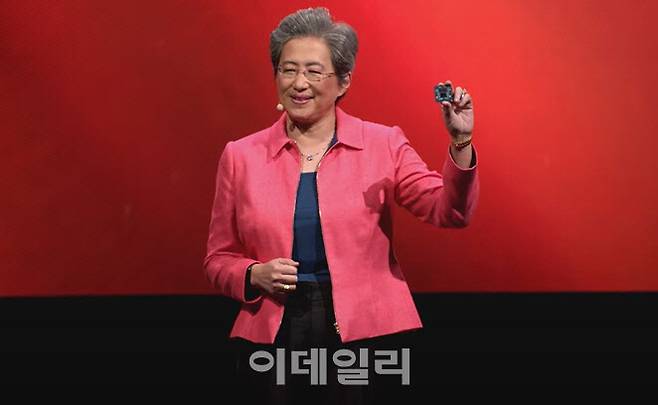 리사 수 AMD CEO가 3일(현지시간) ‘컴퓨텍스(COMPUTEX) 2024’ 기조연설에서 Zen5 제품을 소개하고 있다.(사진=AMD)