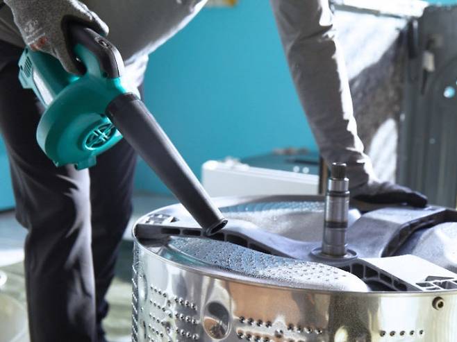 LG전자의 가전 케어 및 서비스 전문가들이 세탁기 무상 AS 서비스를 진행하고 있다. (사진=LG전자 제공)