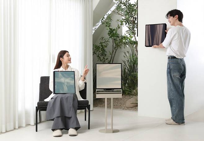 삼성전자 모델이 패션 브랜드 ‘지용킴’과 협업한 ‘뮤직 프레임 X 지용킴’ 스페셜 에디션을 소개하고 있다. (사진=삼성전자)