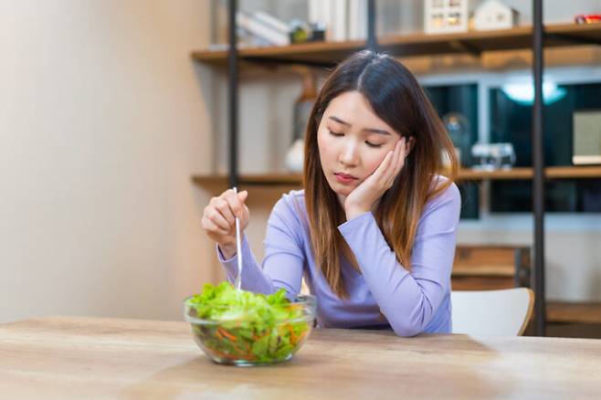 너무 적게 먹거나, 단백질 섭취가 부족해도 살이 찔 수 있다. [사진=게티이미지뱅크]