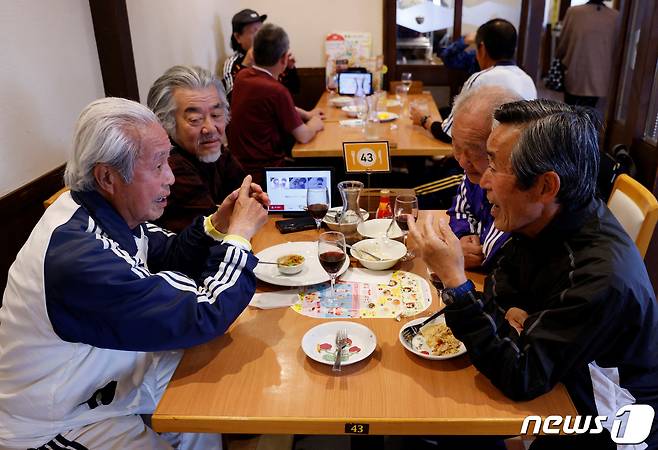 일본 도쿄에서 남성들이 모여 식사를 하고 있는 모습. 참고 사진ⓒ 로이터=뉴스1 ⓒ News1 정윤영 기자