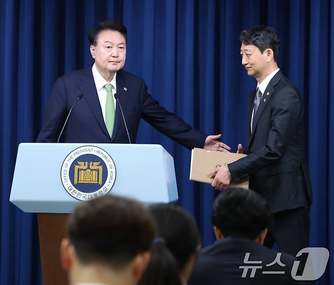 윤석열 대통령이 3일 용산 대통령실 청사에서 열린 첫 국정브리핑을 마치고 브리핑룸을 나서고 있다. 2024.6.3/뉴스1 ⓒ News1 송원영 기자