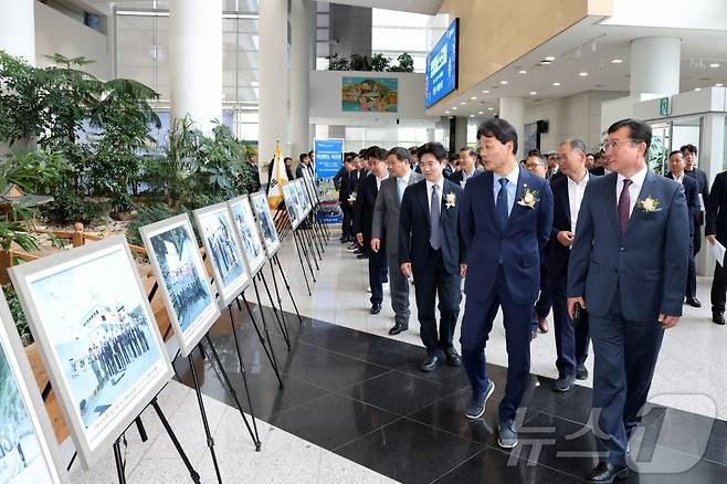 전남도의회 '의정활동 사진전'을 서동욱 의장(앞 줄 두 번째) 등이 둘러보고 있다.(전남도의회 제공)/뉴스1