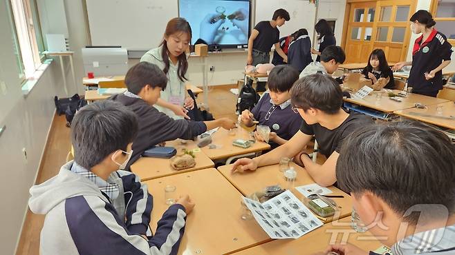 충북대학교는 전공 체험을 통해 고교학점제 교과 활동을 지원하기 위해 '2024 고교학점제 지원을 위한 찾아가는 전공체험'을 운영 중이다.(충북대 제공)/뉴스1