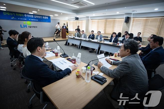 고병욱 한국토지주택공사(LH) 주거복지본부장이 3일 서울 강남구 한국토지주택공사 서울지역본부에서 열린 전세사기 피해자 주거안정 지원 강화방안 토론회에서 인사말을 하고 있다. 2024.6.3/뉴스1 ⓒ News1 유승관 기자