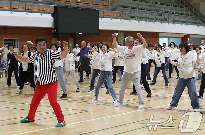 한국문화관광해설사회 주최로 3일 대전 한밭체육관에서 열린 제1회 한마음 전진대회에서 참가자들이 즐거운 시간을 보내고 있다. 2024.6.3/뉴스1 ⓒ News1 김기태 기자