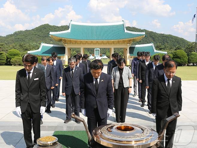 3일 김경안 청장(앞줄 가운데) 등 새만금개발청 간부 직원 20여명이 국립 대전현충원 현충탑을 찾아 참배하고 있다.2024.6.3.(새만금개발청 제공)/뉴스1