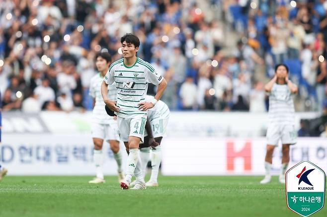 전북 선수들이 1일 울산전에서 패한 뒤 아쉬워하고 있다. 제공 | 한국프로축구연맹