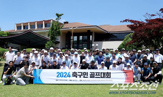 대한축구협회, 한국프로축구연맹, 울산 HD, 포항스틸러스가 주최하고 스포츠경향, 스포츠동아, 스포츠서울, 스포츠월드, 스포츠조선, 일간스포츠 등 스포츠전문 미디어 6개사가 후원하는 '2024년 축구인 골프대회'가 3일 경기도 용인 골드CC에서 개최됐다. 참가자들이 라운딩 전 포즈를 취하고 있다. 용인=허상욱 기자wook@sportschosun.com/2024.06.03/