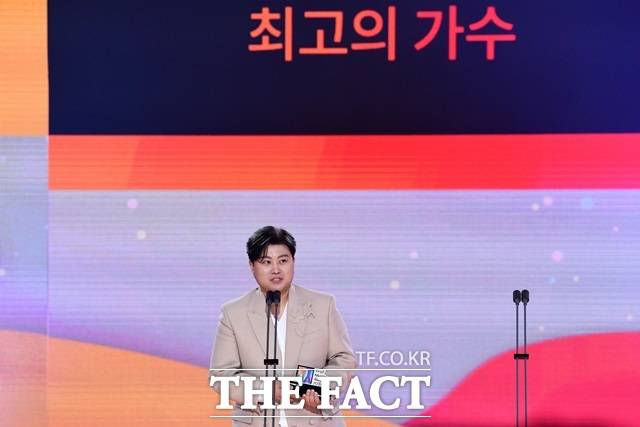 '최고의 가수였던 김호중이 어쩌다가' 음주 뺑소니 사건을 일으킨 가수 김호중. 사진은 지난 4월 12일 SBS프리즘타워에서 열린 '트롯 뮤직 어워즈 2024' 시상식에 참석해 '최고의 가수' 상을 수상하는 장면. /서예원 기자