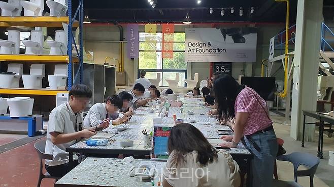 팩토리투어 인터바스 타일만들기체험.[사진=음성군]