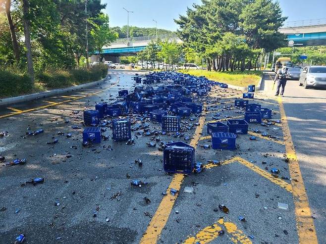 3일 오후 울산시 남구 감나무진사거리에서 화물트럭에 적재돼 있던 맥주병 9t이 도로 위로 떨어져 있다. /울산경찰청