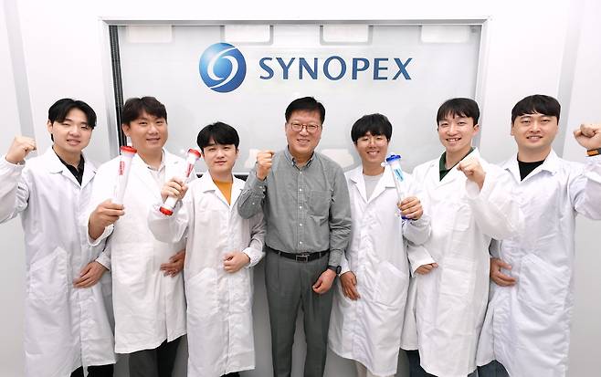 이진태 시노펙스 인공신장사업부 본부장(가운데)과 연구원들이 경기도 화성시 방교사업장에서 포즈를 취하고 있다. /조선비즈