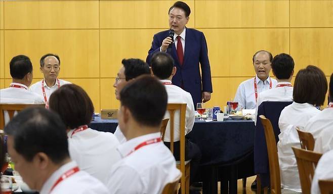 윤석열 대통령이 지난달 30일 오후 충남 천안 동남구 재능교육연수원에서 열린 '22대 국민의힘 국회의원 워크숍' 만찬 행사 참석해 인사말을 하고 있다. ⓒ국회사진취재단