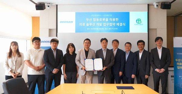 (왼쪽에서 다섯번째부터) 류정훈 두산로보틱스 대표이사와 이윤석 이지메디봇 대표이사, 김병규 한국항공대학교 교수, 정현훈 서울대 산부인과 교수를 비롯한 양사 임직원이 협약식에 참석했다. 사진=더블유에스아이 제공