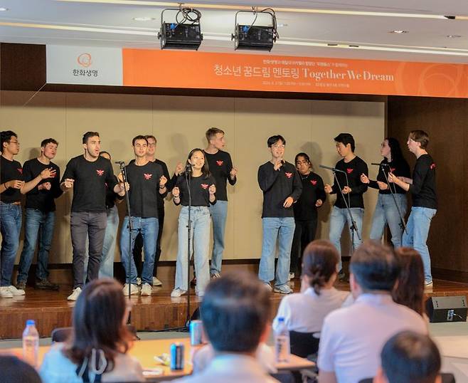 2일 서울 영등포구 63빌딩 별관에서 예일대 아카펠라 합창단 위펜풉스가 아카펠라 공연을 펼치고 있다. 한화생명 제공