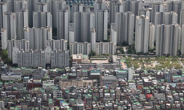 지난달 28일 오후 서울 송파구 롯데월드타워 전망대에서 내려다본 서울 도심 풍경. 김영원 기자 forever@hani.co.kr