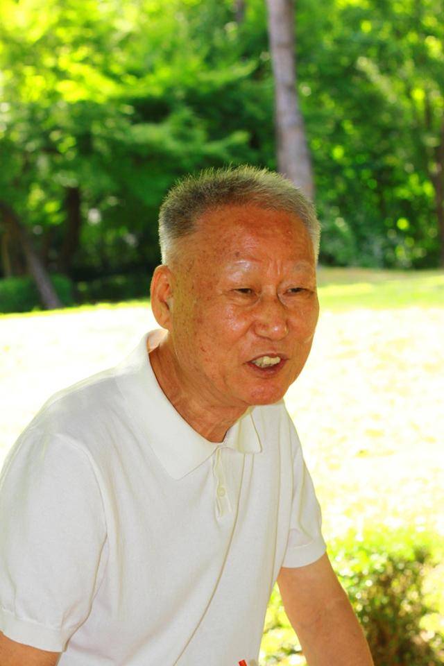 지난달 28일 경기 안양시 자택 인근 공원에서 만난 서봉수 9단은 “신진서 9단 혼자서 라이벌 경쟁 상대인 중국을 막아내기란 쉽지 않다”며 후배들의 분발도 촉구했다. 안양=허재경 선임기자
