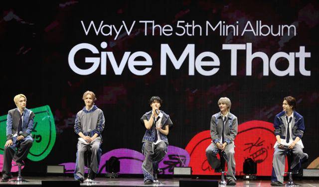 그룹 웨이션브이(WayV)가 컴백을 앞두고 소속사 식구들에게 큰 응원을 받았음을 언급했다. 연합뉴스