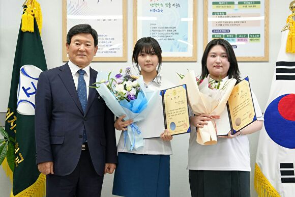 김광수 제주도교육감이 선행을 실천한 조서원(가운데), 정영채 두 학생에게 표창장을 수여하고 있다. [사진=제주특별자치도교육청]