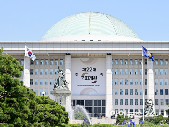 서울 여의도 국회 본관에 22대 국회 개원 축하 현수막이 걸려있다. [사진=곽영래 기자]