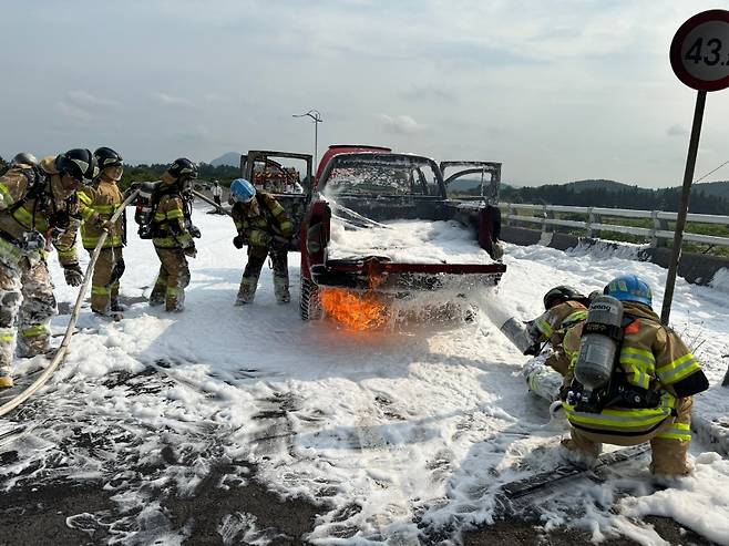 오늘(3일) 오후 제주도 평화로에서 발생한 차량 화재 현장 진화 모습 (제주소방안전본부 제공)