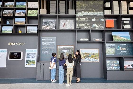 남과 북 사이의 인적·물적 교류에 관한 출입업무를 담당해 남북출입 20년의 기록이 담긴 남북출입사무소 역사관을 찾아 문수진(오른쪽) 큐레이터의 설명을 듣고 있다.