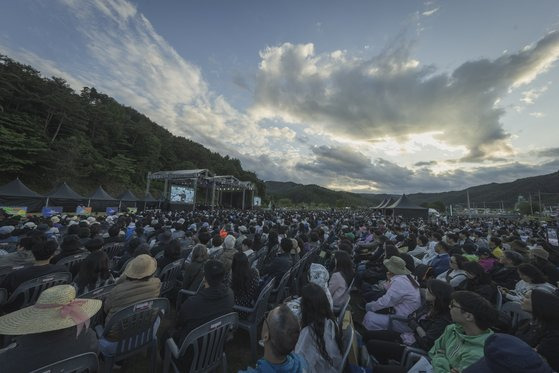 계촌 클래식 축제의 마지막 날 전경. 계촌 로망스 파크는 총 7000명이 관람하는 야외 공연장이다. 사진 현대차 정몽구 재단