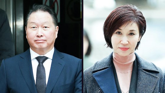 최태원 SK그룹 회장(왼쪽)이 지난 3월 12일 서울 서초구 고등법원에서 열린 노소영 아트센터 나비 관장과의 이혼 관련 항소심 변론기일을 마치고 차량으로 향하고 있다. 오른쪽은 항소심 변론기일에 출석하는 노소영 아트센터 나비 관장. 뉴스1