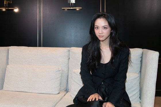 김태용(54) 감독, 배우 탕웨이(44) 부부가 영화 '원더랜드'(5일 개봉)로 13년만에 한 작품에서 뭉쳤다. 지난달 31일 부부가 나란히 참석한 언론시사 후 간담회에 이어 3일 탕웨이를 서울 삼청동 카페에서 만났다. 사진 에이스메이커 무비웍스