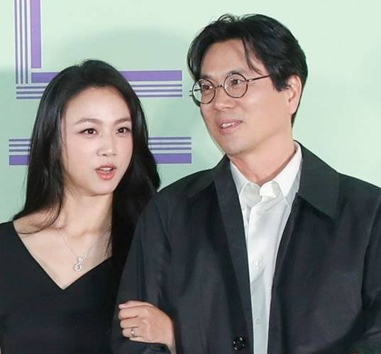 배우 탕웨이와 김태용 감독(오른쪽)이 31일 서울 강남구 코엑스 메가박스에서 열린 영화 '원더랜드‘ 언론 시사회에서 대화를 나누고 있다. 뉴스1