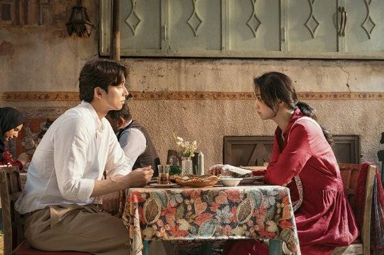 영화 '원더랜드'(5일 개봉)는 세상을 떠나거나 코마 상태의 사람을 인공지능으로 복원하는 동명의 서비스가 일상화된 세상 여러 커플과 가족들의 이야기를 그렸다.사진은 원더랜드 속 AI 바이리(오른쪽)와 그녀의 주위를 맴도는 미스터리한 캐릭터. 배우 공유가 연기했다. 사진 에이스메이커무비웍스