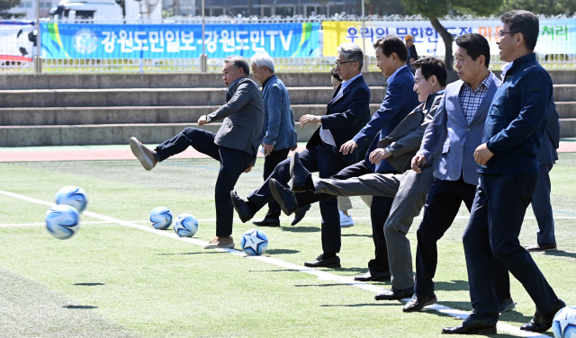 ▲ 지난 31일 금강대기 전국고등학교 축구대회 개막식에서 김중석 강원도민일보 회장과 권은동 도축구협회장, 권혁열 도의장 등 내빈들이 시축을 하고 있다.  서영