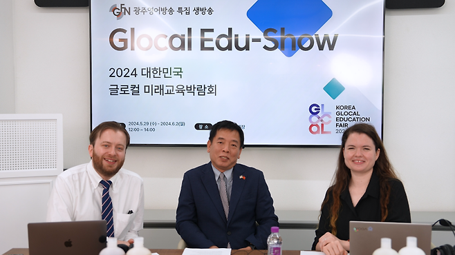 ▲GFN 광주영어방송 '2024 글로컬 미래교육박람회'에서 진행된 특집 생방송 'Glocal Edu-Show' [광주영어방송]