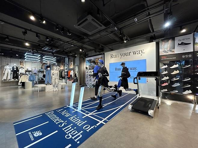 개인 발 큐레이팅을 제공하는 뉴발란스 강남점. 사진=이랜드월드 제공