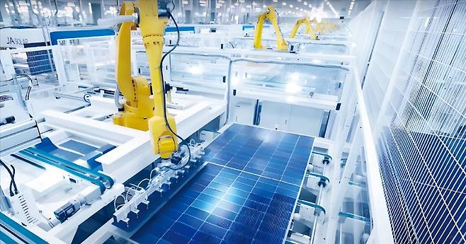 JA솔라 중국 상하이 공장에서 자동화 로봇들이 태양광 모듈을 생산하고 있다. 중국 태양광 업체들은 생산뿐 아니라 운송, 포장 등 모든 공정에 로봇을 사용하고 있다. 사람은 보조적인 역할만 담당한다.  /JA솔라 제공