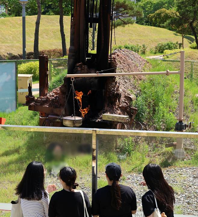 7년째 꺼지지 않는 ‘포항 천연가스 불꽃’ 3일 경북 포항시 남구 대잠동 철길숲 불의 정원에서 천연가스 불꽃이 타오르고 있다. 이 불꽃은 2017년 공원 조성 과정에서 관정을 파던 도중 땅속에서 나온 천연가스로 인해 굴착기에 붙은 뒤 현재까지 타고 있다. 연합뉴스