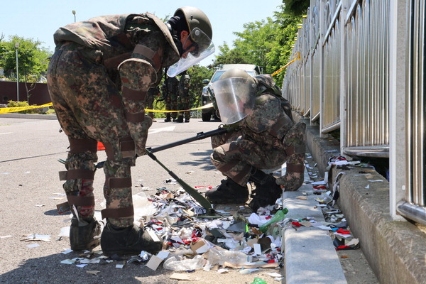 2일 오전 인천 중구 전동 인천기상대 앞에 떨어진 북한 오물 풍선 잔해를 군 장병들이 지뢰 탐지기로 확인하고 있다. 연합뉴스