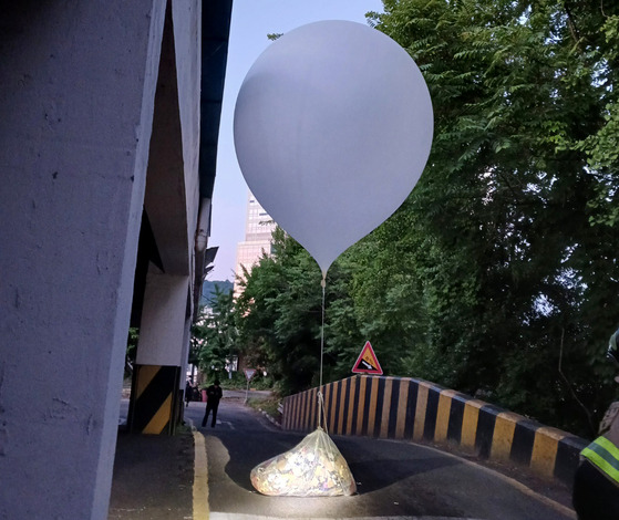 A balloon carrying a waste-filled bag is discovered in Incheon on Sunday. [YONHAP]