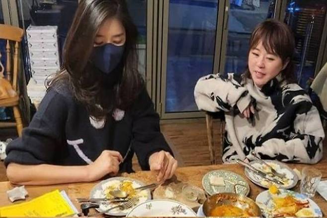 김희영 티앤씨재단 이사장(왼쪽)과 니키리. 김 이사장 인스타그램