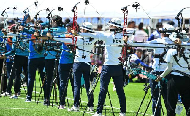 3일 오전 수원월드컵경기장에서 개막한 ‘수원 2024 아시아컵 국제양궁대회’ 컴파운드 경기에 참가한 각국 선수들이 힘차게 활시위를 당기고 있다. 홍기웅기자