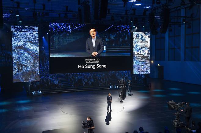 송호성 기아 사장이 ‘2024 범유럽 딜러대회’에서 발표하는 모습. <기아>