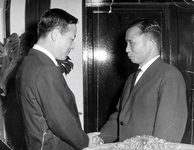 서울대 문리대생들은 굴욕적인 박정희 정권의 한·일 외교에 반발했다. 사진은 김종필 공화당 의장이 지난 1963년 청와대에서 박정희 대통령(오른쪽)과 악수하는 모습. /사진=뉴시스(운정재단 홈페이지)