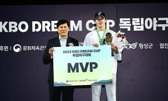 지난해 독립야구대회 MVP 진우영(오른쪽)은 2024 KBO 신인드래프트에서 LG에 지명됐다. KBO 제공