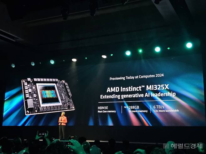 리사 수 AMD CEO가 3일(현지시간) 대만 타이베이 난강 전시센터 2홀에서 열린 2024 컴퓨텍스 키노트에서 새로운 AI 가속기 ‘AMD 인스팅트 MI325X’를 공개하고 있다. 김민지 기자